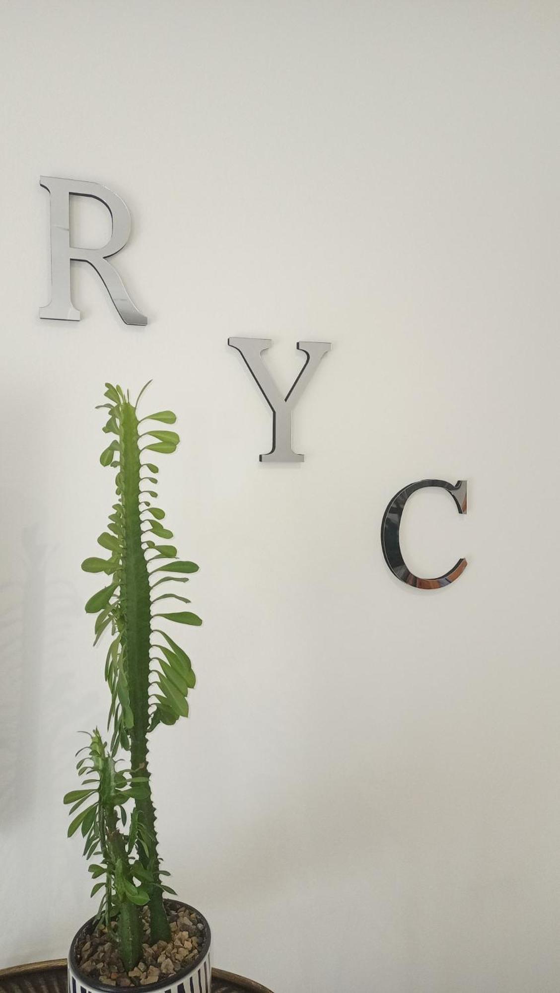 R Y C *